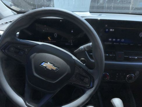 Used 2025 Chevrolet TrailBlazer LT AWD/4WD image 2