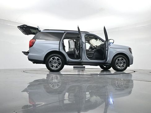 Used 2025 Ford Expedition Active image 52