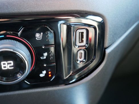 Used 2022 Chevrolet Silverado 1500 LTZ image 32