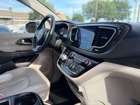 Used 2017 Chrysler Pacifica Touring-L Plus w/ Tire & Wheel Group FWD image 21