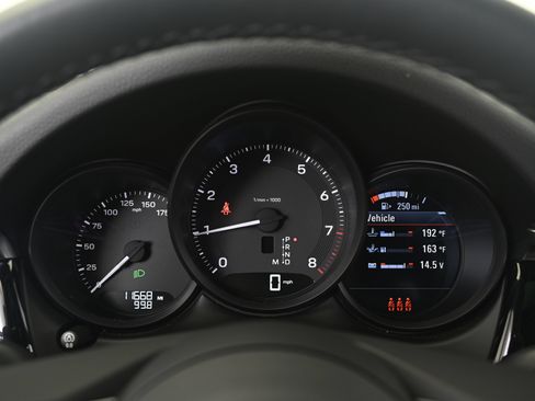 Certified 2023 Porsche Macan AWD/4WD image 36