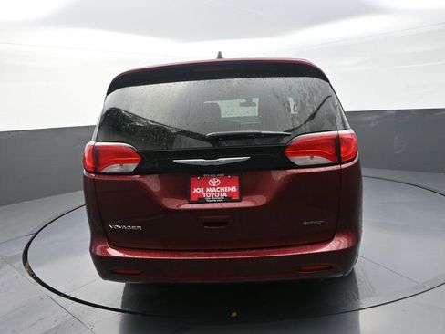 Used 2022 Chrysler Voyager LX FWD image 21