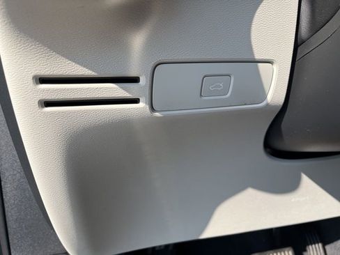 Used 2024 Volvo XC40 B5 Plus w/ Protection Package Premier image 27