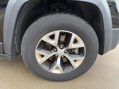 Used 2018 Jeep Cherokee Trailhawk AWD/4WD image 10