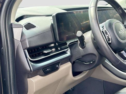 Used 2025 Kia Carnival FWD image 10