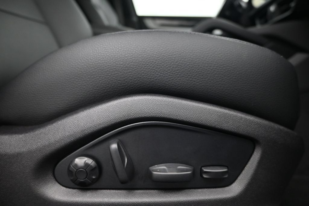 Certified 2026 Porsche Cayenne AWD/4WD image 15