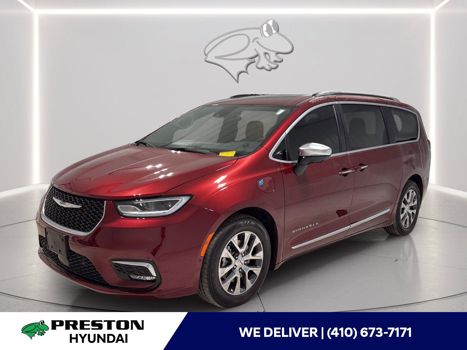 Used 2023 Chrysler Pacifica Pinnacle FWD image 1