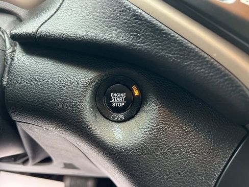 Used 2017 Jeep Cherokee Limited image 31