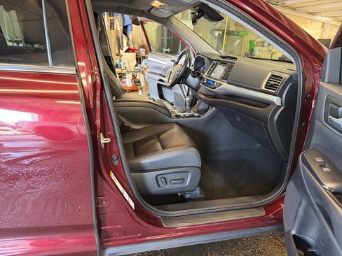 Used 2018 Toyota Highlander XLE AWD/4WD image 32