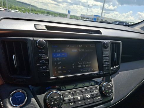 Used 2018 Toyota RAV4 Limited AWD/4WD image 19