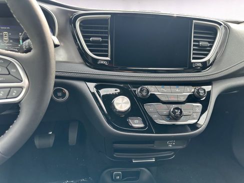 New 2026 Chrysler Pacifica Limited FWD image 11