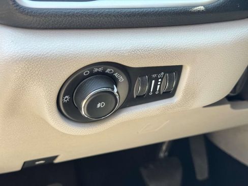 Used 2021 Chrysler Pacifica Touring-L FWD image 19