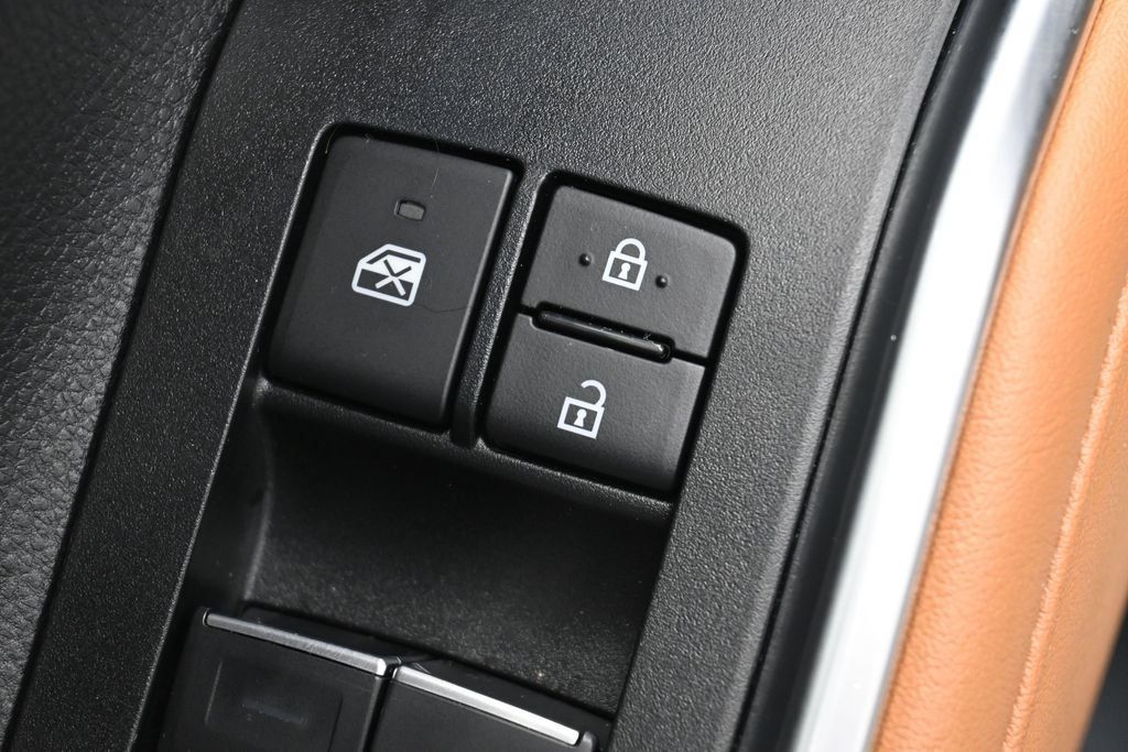 Used 2026 Toyota Highlander Platinum AWD/4WD image 13