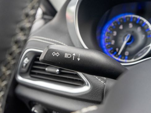 Used 2025 Chrysler Pacifica Limited FWD image 27