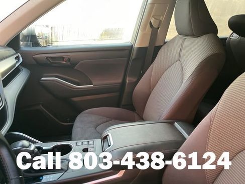 Used 2024 Toyota Highlander LE FWD image 10