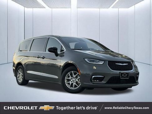 Used 2025 Chrysler Pacifica Select image 1