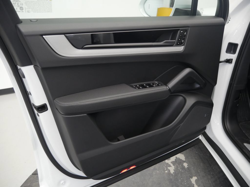 Certified 2026 Porsche Cayenne AWD/4WD image 17