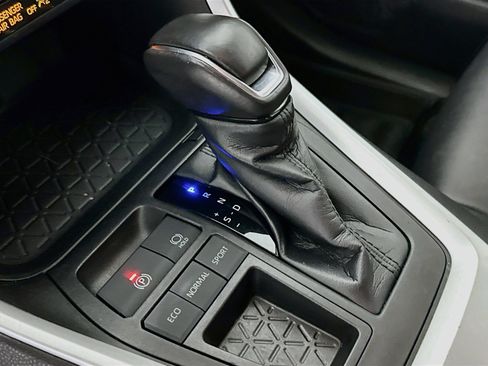 Used 2020 Toyota RAV4 XLE Premium FWD image 25