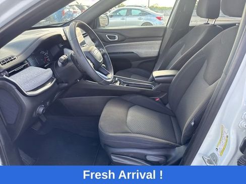 Used 2023 Jeep Compass Sport image 2