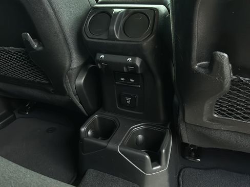 Used 2025 Jeep Wrangler Unlimited Rubicon AWD/4WD image 31