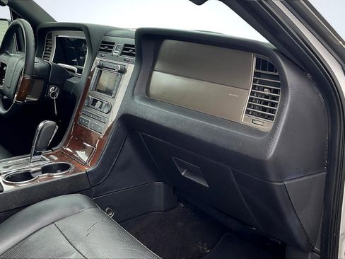 Used 2014 Lincoln Navigator 2WD image 17