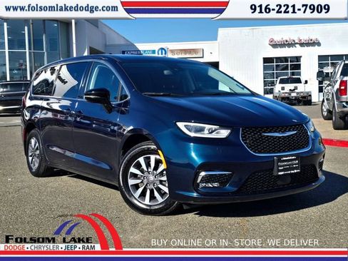 Certified 2024 Chrysler Pacifica Select image 1