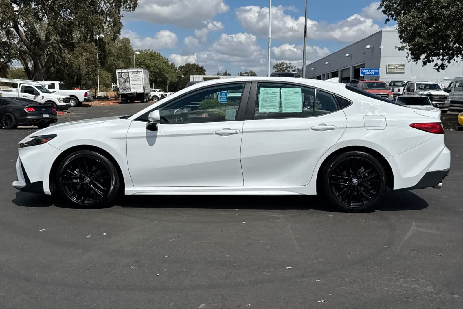 Used 2025 Toyota Camry SE FWD image 5