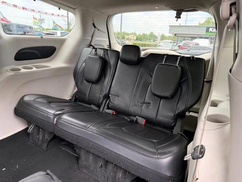 Used 2022 Chrysler Pacifica Touring-L FWD image 13
