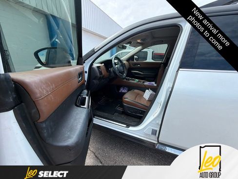 Used 2025 Nissan Pathfinder Platinum AWD/4WD image 5