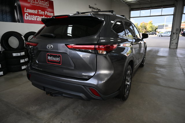 Used 2023 Toyota Highlander XLE AWD/4WD image 5