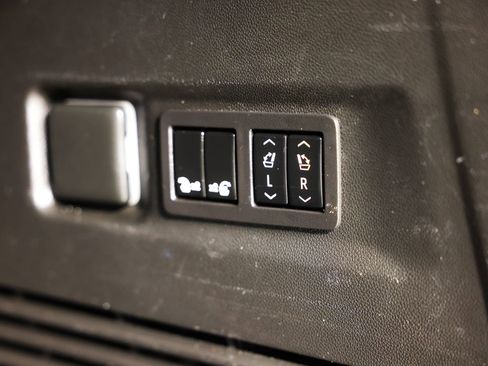 Used 2022 Chevrolet Suburban RST w/ Luxury Package image 17