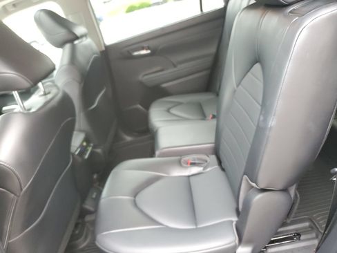 Used 2022 Toyota Highlander XLE AWD/4WD image 14