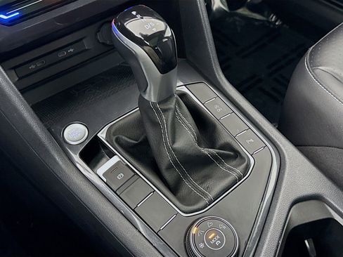 Used 2022 Volkswagen Tiguan SE R-Line image 18