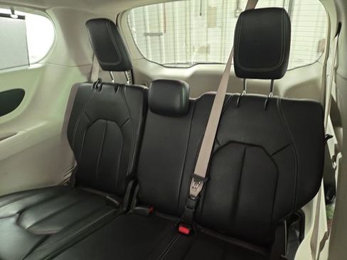 Used 2022 Chrysler Pacifica Touring-L FWD image 18