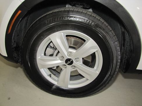 Used 2023 Kia Sorento LX FWD image 25
