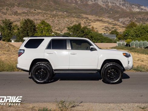 Used 2022 Toyota 4Runner TRD Off-Road image 9