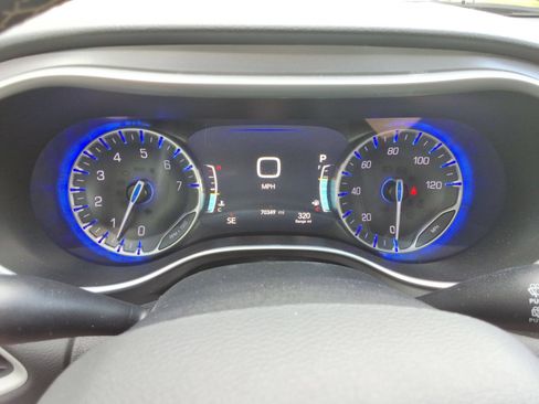 Used 2023 Chrysler Pacifica Touring-L FWD image 14