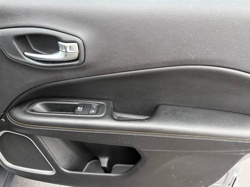 Used 2018 Jeep Compass Latitude w/ Popular Equipment Group FWD image 23