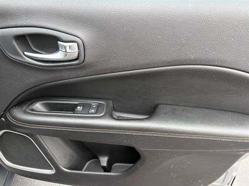 Used 2018 Jeep Compass Latitude w/ Popular Equipment Group FWD image 23