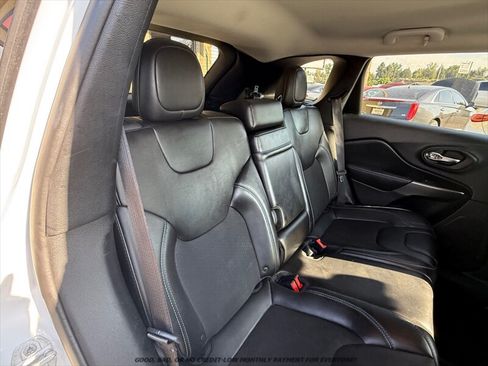 Used 2019 Jeep Cherokee Latitude Plus AWD/4WD image 17