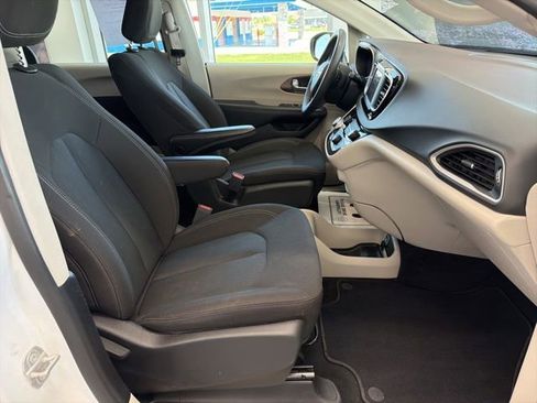 Used 2023 Chrysler Voyager LX FWD image 13