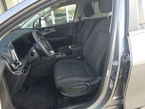 Used 2023 Kia Sportage LX image 9