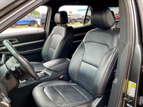 Used 2017 Ford Explorer XLT w/ Equipment Group 202A AWD/4WD image 8