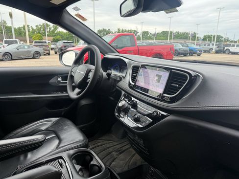 Used 2022 Chrysler Pacifica Touring-L w/ Uconnect Theater Family Group FWD image 12