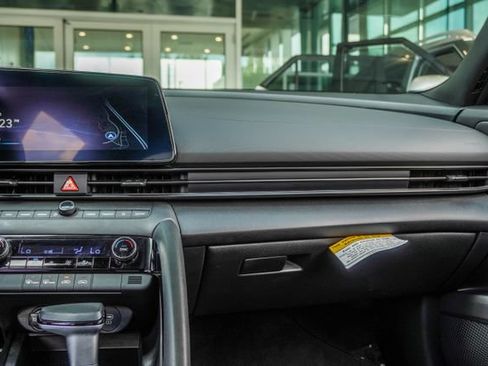 Certified 2025 Hyundai Elantra SEL FWD image 18