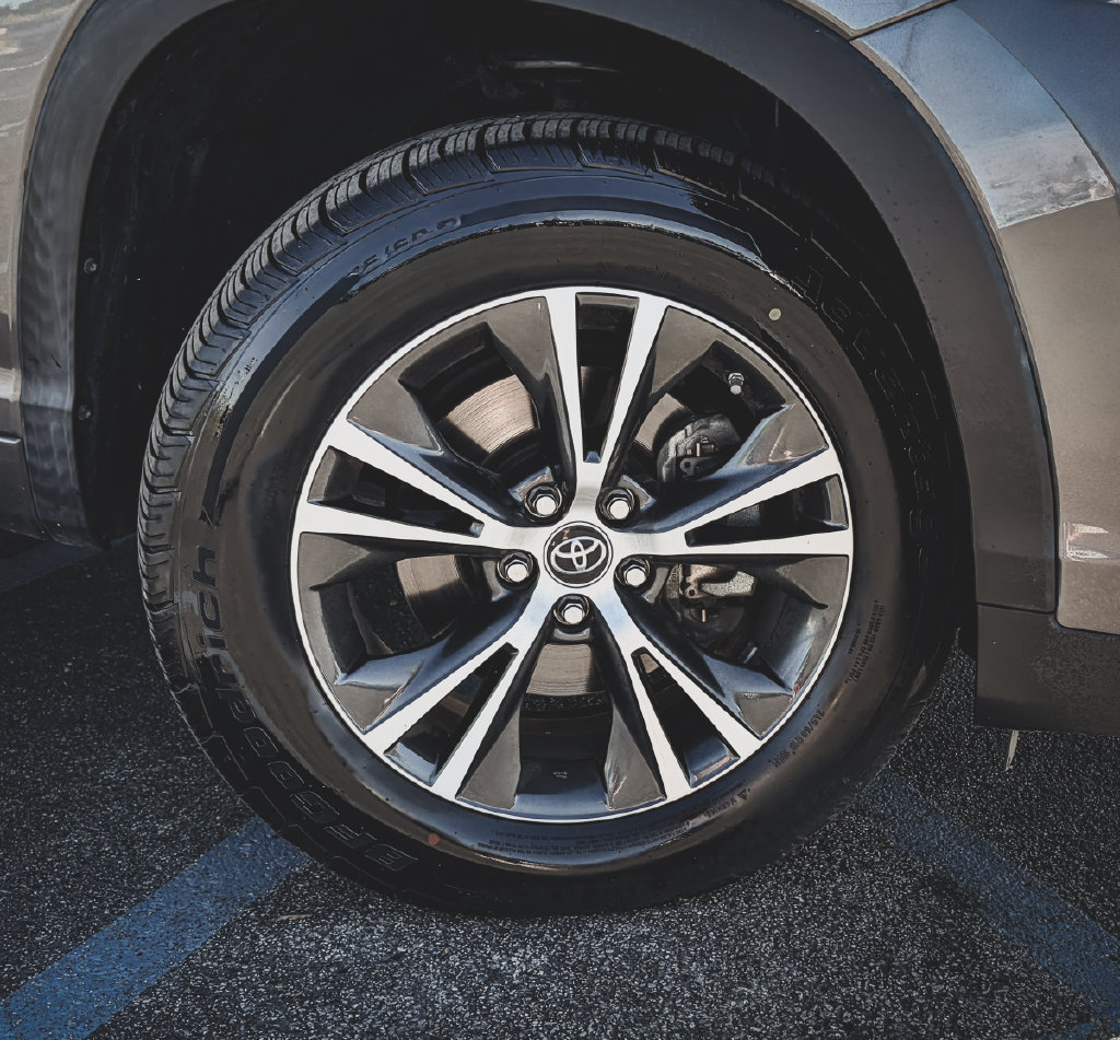 Used 2018 Toyota Highlander Plus FWD image 2
