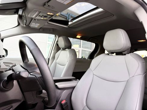 Used 2023 Toyota Sienna XLE image 18