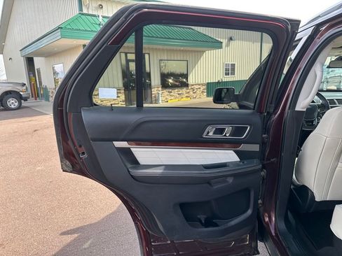 Used 2018 Ford Explorer Platinum image 21