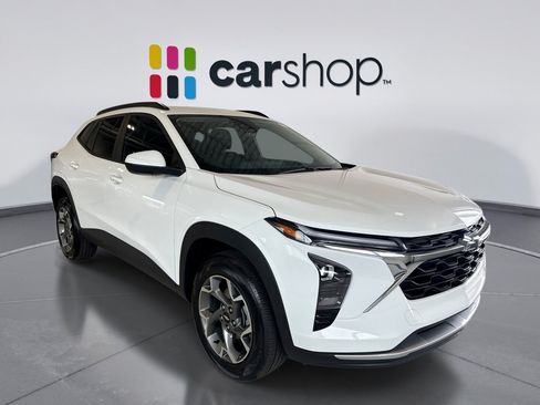 Used 2025 Chevrolet Trax LT w/ LPO, Blackout Package FWD image 7