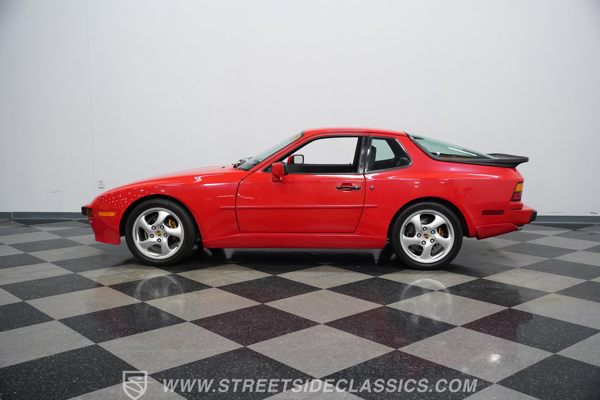 Used 1987 Porsche 944 Coupe RWD image 2